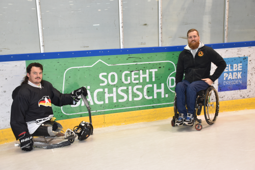 Bernhard Hering (l.) und Christian Pilz, zwei Dresdner Nationalspieler im Paraeishockey. Foto: Claudia Trache