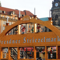 Alle Jahre wieder: Der begehbare Schwibbogen ist eines der Markenzeichen des Striezelmarktes auf dem Dresdner Altmarkt. Foto: Brendler