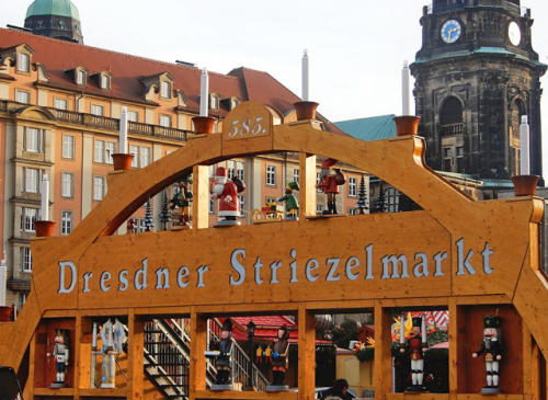 Alle Jahre wieder: Der begehbare Schwibbogen ist eines der Markenzeichen des Striezelmarktes auf dem Dresdner Altmarkt. Foto: Brendler