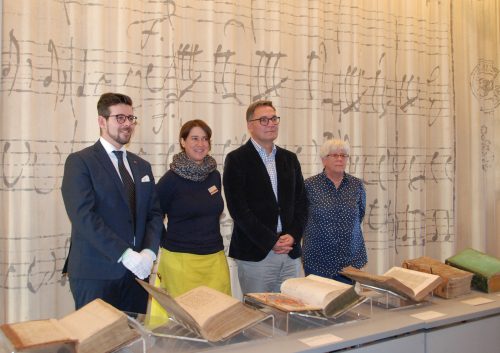 Sebastian Walther, Jana Kocourek, Achim Bonte und Katrin Nitzschke (v. l.) präsentierten die zurückgekehrten Bände. Foto: (c) SLUB Dresden, Alexa Büchler