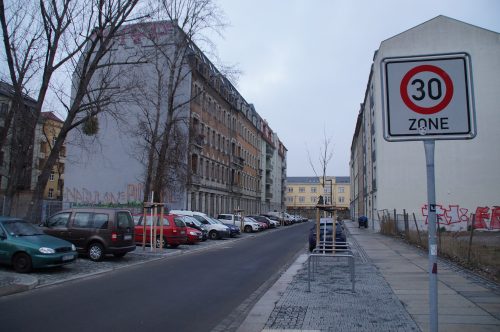 Durch den Ausbau der Menageriestraße in der Friedrichstadt wurde der öffentliche Verkehrsraum geordnet. Die neu gepflanzten Bäume lockern den gepflasterten Bereich auf. Foto: Steffen Dietrich