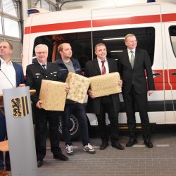 Zur Einweihung hatten OB Hilbert und Ordnungsbürgermeister Sittel Geschenke mitgebracht. Das Kriseninterventionsteam erhielt als Büroerstausstattung eine Kaffeemaschine. Foto: Möller