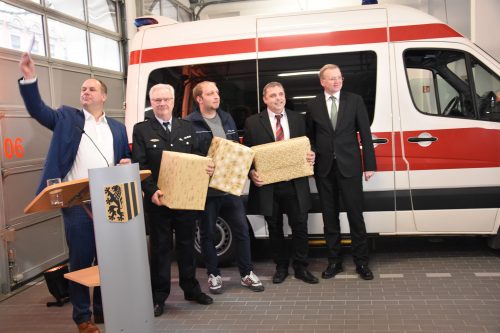 Zur Einweihung hatten OB Hilbert und Ordnungsbürgermeister Sittel Geschenke mitgebracht. Das Kriseninterventionsteam erhielt als Büroerstausstattung eine Kaffeemaschine. Foto: Möller