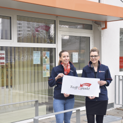 Michaela Platz (r.) und Darja Groß vor dem Treffpunkt. Foto: Trache