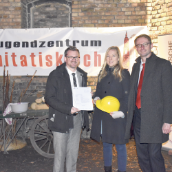 Bei der Fördermittelübergabe: Baubürgermeister Raoul Schmidt-Lamontain, Stadtjugendpfarrerin Leen Fritz und Innenminister Roland Wöller (v. l.). Foto: Trache