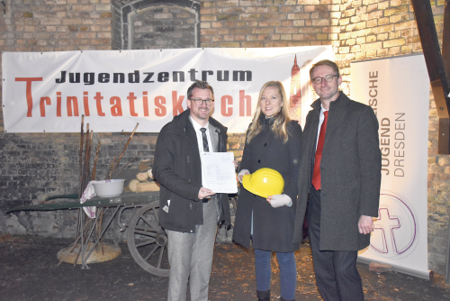 Bei der Fördermittelübergabe: Baubürgermeister Raoul Schmidt-Lamontain, Stadtjugendpfarrerin Leen Fritz und Innenminister Roland Wöller (v. l.). Foto: Trache