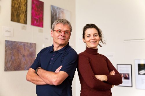 Die Dresdner Fotokünstler Uwe Teich und Uta Caroline Thom vor Werken in der Hoffnungskirche. Foto: Lill