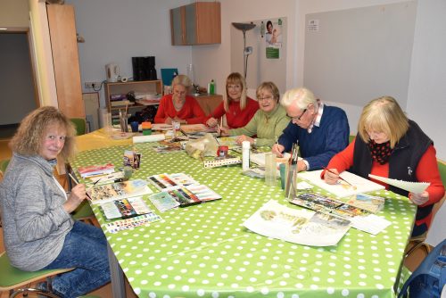 Donnerstags ist Maltag: Das gemeinsame Hobby führt Leiterin Martina Mühlwald (l.) und die anderen Freizeitmaler zusammen. Foto: Trache