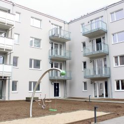 Die Schaukel im Innenhof des Mehrfamlienhauses in der Ulmenstraße 16 ist schon aufgebaut, jetzt fehlen nur noch die Kinder. Bis sie hier spielen können, vergehen noch einige Monate. Zunächst sind noch Restarbeiten in den Wohnungen zu erledigen und auch die Außenanlagen müssen noch gestaltet werden. Foto: Pohl