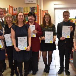 Im Beisein von Prof. Dr. Arend Flemming (hinten links) wurde die Bibliothek Leubnitz-Neuostra als beste des Jahres 2019 ausgezeichnet. Die Leiterin der Einrichtung Anne Kurze (l.) freute sich mit ihrem Team über die Ehrung. Steigende Besucherzahlen, regelmäßige Veranstaltungen und Vermittlung von Lesekompetenz an Kinder und Jugendliche kennzeichnen die Bibliothek. Foto: Trache