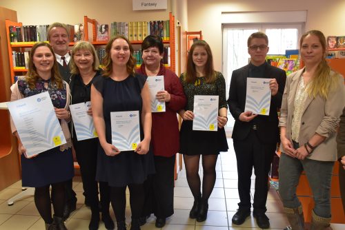 Im Beisein von Prof. Dr. Arend Flemming (hinten links) wurde die Bibliothek Leubnitz-Neuostra als beste des Jahres 2019 ausgezeichnet. Die Leiterin der Einrichtung Anne Kurze (l.) freute sich mit ihrem Team über die Ehrung. Steigende Besucherzahlen, regelmäßige Veranstaltungen und Vermittlung von Lesekompetenz an Kinder und Jugendliche kennzeichnen die Bibliothek. Foto: Trache