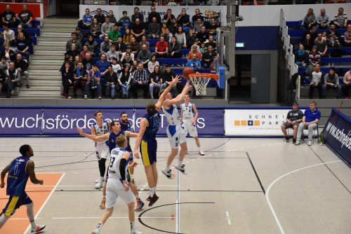 Spielszene aus dem Heimspiel gegen die Schwelmer Baskets. Die Spieler in den weißen T-Shirts sind die Dresdner Titans. Foto: Trache