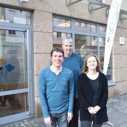 Vor dem Büro der Ergänzenden unabhängigen Teilhabeberatung (EUTB) Thomas Wacker, Birger Höhn und Anja Reger (v. l.). Foto: Claudia Trache