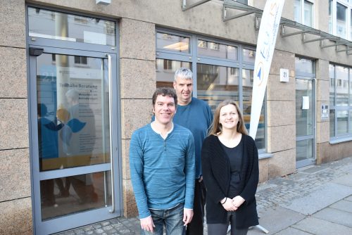 Vor dem Büro der Ergänzenden unabhängigen Teilhabeberatung (EUTB) Thomas Wacker, Birger Höhn und Anja Reger (v. l.). Foto: Claudia Trache