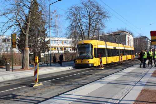 Ende der Umleitungszeit: Auf der sanierten Canalettostraße rollen seit dem 25. Januar die Straßenbahnen wieder in beiden Fahrtrichtungen. Am Haltepunkt Krankenhaus St. Joseph-Stift entstanden barrierefreie Haltestellen, Radfahrer können eine eigene Spur nutzen. Foto: Pohl