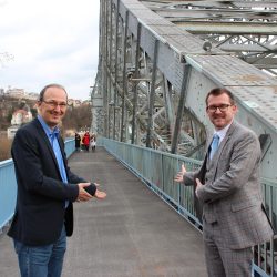 Amtsleiter Dr. Robert Franke (l.) und Baubürgermeister Raoul Schmidt-Lamontain gaben den Fußweg frei. Das Außengeländer strahlt bereits in dem Blau, in dem später die Brücke gestrichen werden soll. Foto: Pohl