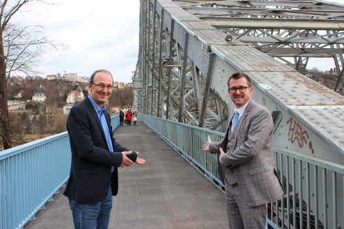 Amtsleiter Dr. Robert Franke (l.) und Baubürgermeister Raoul Schmidt-Lamontain gaben den Fußweg frei. Das Außengeländer strahlt bereits in dem Blau, in dem später die Brücke gestrichen werden soll. Foto: Pohl