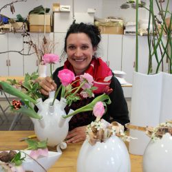 Blumenschmuck und Porzellankunst: Floristmeisterin Anja Schneider bringt mit Frühlingsblumen die exotische Vase zur Geltung. Foto: Pohl