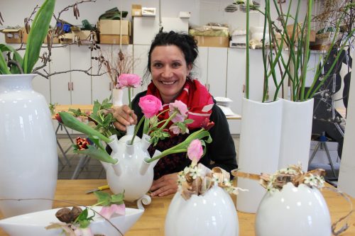 Blumenschmuck und Porzellankunst: Floristmeisterin Anja Schneider bringt mit Frühlingsblumen die exotische Vase zur Geltung. Foto: Pohl