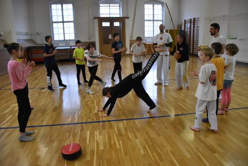 Die Sportart Capoeira vereint Tanz, Akrobatik, Musik – und macht den Ferienkindern Spaß. Foto: Trache