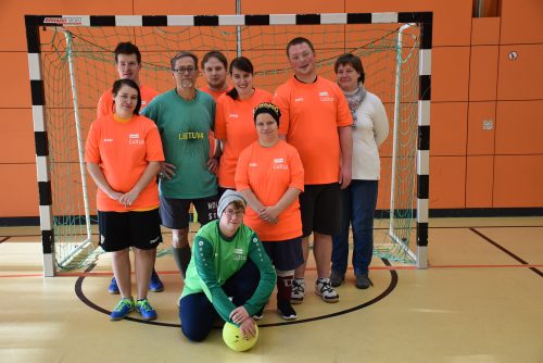 Ein Teil des Teams »Wohnstätte Altleuben« mit seinem Trainer Vitas Bubelis im grünen Trikot. Die Spielerin mit dem Ball ist Teamkapitänin und Torfrau Marika, ganz rechts steht »Team-Managerin« Elke Trobsch. Foto: Trache