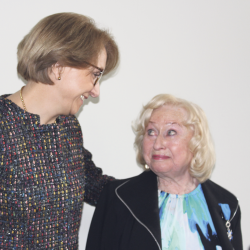 Frankreichs Botschafterin Madame Anne-Marie Descôtes (l.) überreichte Brigitte Schubert-Oustry die große Verdienstmedaille Frankreichs im Auftrag des französischen Staatspräsidenten Emmanuel Macron. Die Auszeichnung erhebt sie in den Ritterstand. Foto: Pohl