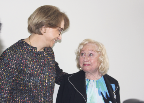 Frankreichs Botschafterin Madame Anne-Marie Descôtes (l.) überreichte Brigitte Schubert-Oustry die große Verdienstmedaille Frankreichs im Auftrag des französischen Staatspräsidenten Emmanuel Macron. Die Auszeichnung erhebt sie in den Ritterstand. Foto: Pohl