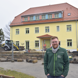 Geschäftsführer Robert Heinrich vor dem fast fertig gestellten Kinderbauernhaus. Foto: Trache