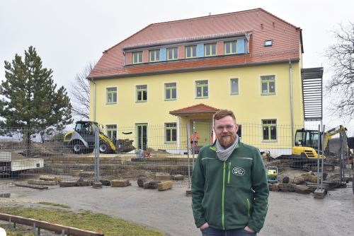 Geschäftsführer Robert Heinrich vor dem fast fertig gestellten Kinderbauernhaus. Foto: Trache