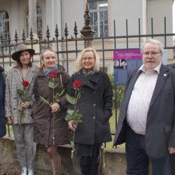 Familienmitglieder und Firmenmitarbeiter der Charlotte Meentzen Kräutervital Kosmetik GmbH beim Gruppenbild an der enthüllten Gedenktafel für die Meentzen-Schwestern. Foto: Steffen Dietrich