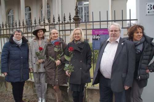 Familienmitglieder und Firmenmitarbeiter der Charlotte Meentzen Kräutervital Kosmetik GmbH beim Gruppenbild an der enthüllten Gedenktafel für die Meentzen-Schwestern. Foto: Steffen Dietrich