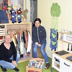 Andreas Ermer mit Katrin Baumgart (l.) und Elisabeth Drechsel im Rollenspielraum. Foto: Trache