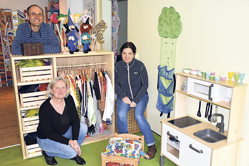 Andreas Ermer mit Katrin Baumgart (l.) und Elisabeth Drechsel im Rollenspielraum. Foto: Trache