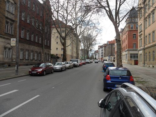 Auf der Wernerstraße ist durch die vorhandenen Parkplätze der Platz für Radfahrer gefährlich gering. Foto: Steffen Dietrich