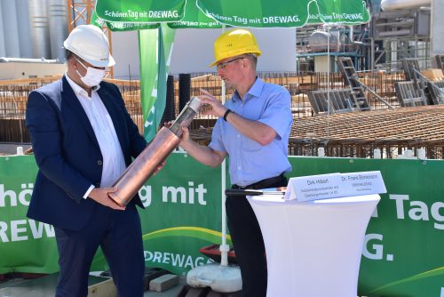 Oberbürgermeister Dirk Hilbert und Projektleiter Thomas Doltze befüllen die Kartusche für die Grundsteinlegung. Foto: Trache