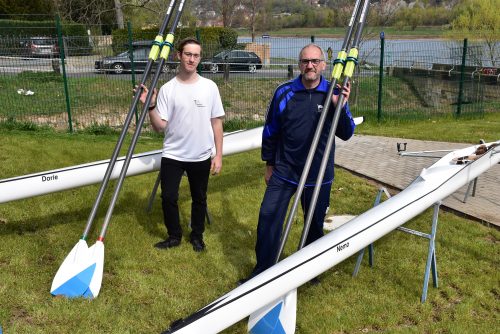 Trainer Volker Slavik und sein Sohn Jannes präsentieren die beiden neuen Einer für die Schülerklassen, die auf »Nemo« bzw. »Dorie« getauft werden sollen. Foto: Trache