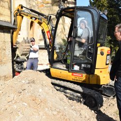 Pfarrer Dr. Grabner beobachtet den Fortschritt der Bauarbeiten an der Kirche Leubnitz-Neuostra. Foto: Trache