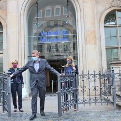 Im Beisein von Kulturministerin Barbara Klepsch (l.) und Kulturbürgermeisterin Annekatrin Klepsch öffnet der Direktor des Verkehrsmuseums Joachim Breuninger die Türen. Foto: Pohl