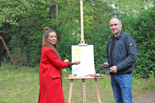 Eine Phantasiereise beginnt manchmal mit einer leuchtenden Sonne, sagt Therapeutin Phylicia Seidel. Dass Kinder jetzt eine kunsttherapeutische Einzelbetreuung erhalten können, ist auch der Aktion von Jens Aßmann (r.) und seinen Kollegen zu verdanken, die einen Scheck in Höhe von 500 Euro an den Sonnenstrahl übergaben. Dahinter steht das Portal #sachsenhilftsichselbst. Foto: Pohl