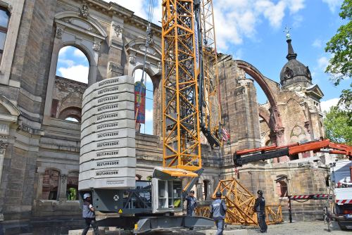 Am 15. Mai wurde mit dem Aufbau des 33 Meter hohen Krans begonnen. Foto: Trache