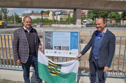 Oberbürgermeister Dirk Hilbert (im BIld links) und Wolfram Günther, Staatsminister für Energie, Klimaschutz, Umwelt und Landwirtschaft, enthüllten eine Schautafel für den Hochwasserlehrpfad an der vereinigten Weißeritz. Foto: Steffen Dietrich