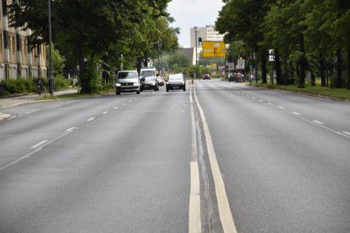 für den motorisierten Individualverkehr wird es in der Albertstraße demnächst sehr viel enger. Foto: Möller