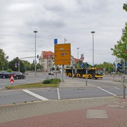 Der Fritz-Foerster-Platz ist derzeit von Straßenverkehr und Beton dominiert. Die Aufenthaltsqualität ist entsprechend gering. Die Stadt will den Platz deshalb aufwerten. Foto: Steffen Dietrich