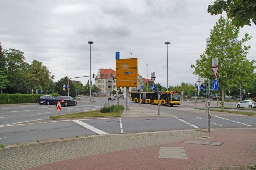 Der Fritz-Foerster-Platz ist derzeit von Straßenverkehr und Beton dominiert. Die Aufenthaltsqualität ist entsprechend gering. Die Stadt will den Platz deshalb aufwerten. Foto: Steffen Dietrich