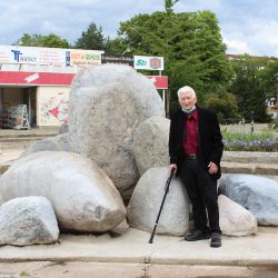 Bildhauer Eberhard Wolf vor einer Findlingsgruppe. Foto: Pohl