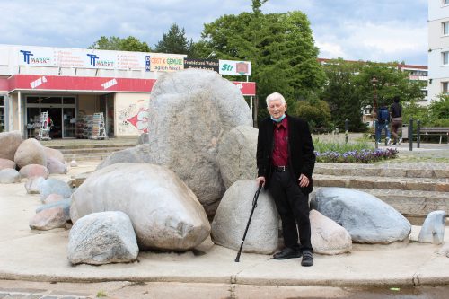 Bildhauer Eberhard Wolf vor einer Findlingsgruppe. Foto: Pohl