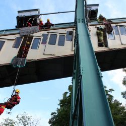 Die Löbtauer Höhenretter (in roten Anzügen) und Kameraden der Feuerwache Striesen bei einer Übung an der Schwebebahn. Foto: Pohl