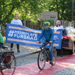 »Mehr Platz fürs Rad« hieß es am 3. Juni 2020 bei der Fahrraddemo des ADFC auf der Wormser Straße. Foto: Pohl