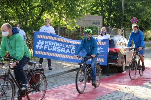 »Mehr Platz fürs Rad« hieß es am 3. Juni 2020 bei der Fahrraddemo des ADFC auf der Wormser Straße. Foto: Pohl