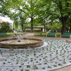 Nach ihrer Aufwertung bildet die Brunnenanlage in Laubegast einen schönen Ruhepol. Foto: Trache